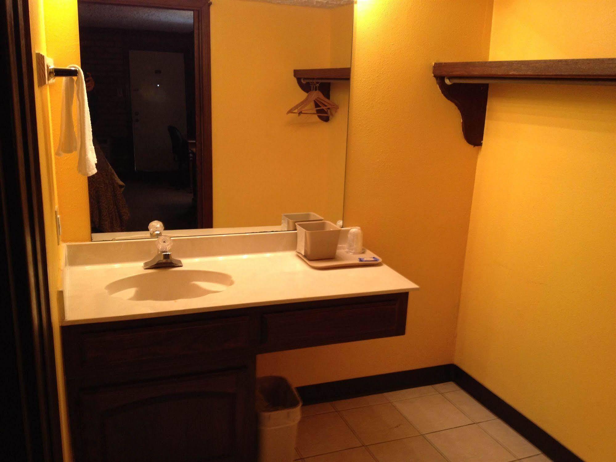 Red Roof Inn Монро Экстерьер фото